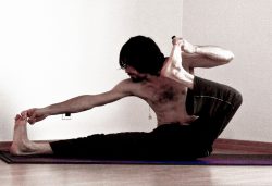 AKARNA DHANURASANA