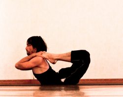 PADANGUSTA DHANURASANA