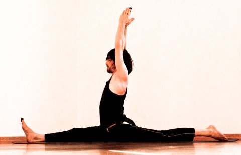 posizione yoga anumanasana