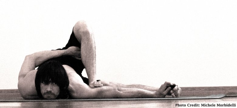posizione yoga dragonfly